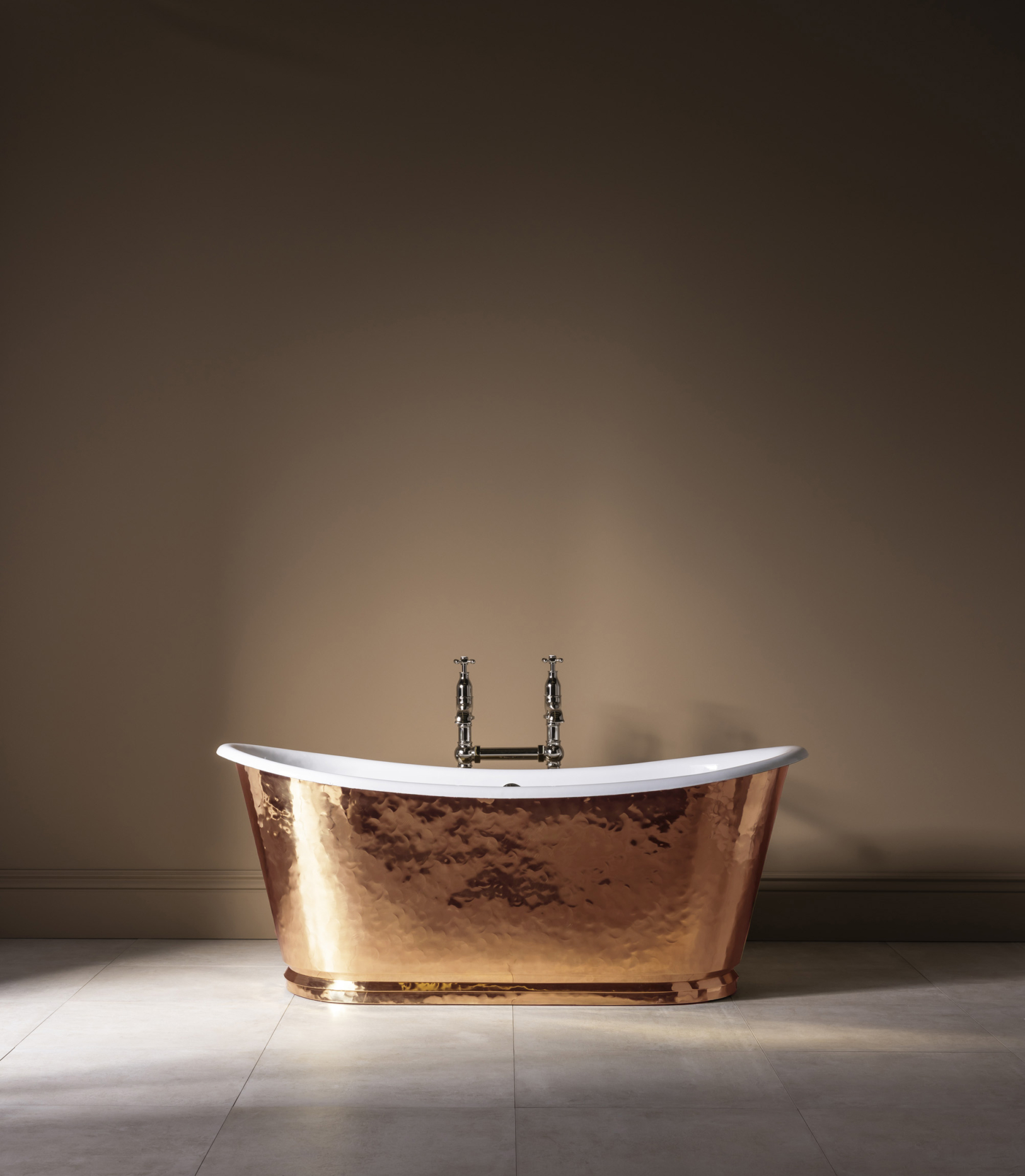 The Hammered Copper Usk Bateau Cast Iron Bath Tub