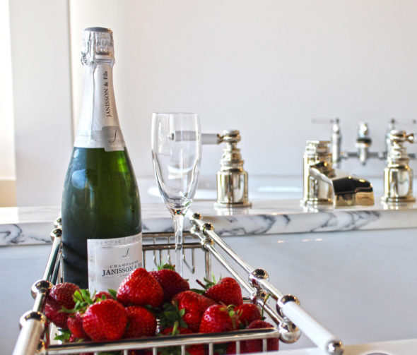 Bath Rack Champagne & Strawberries