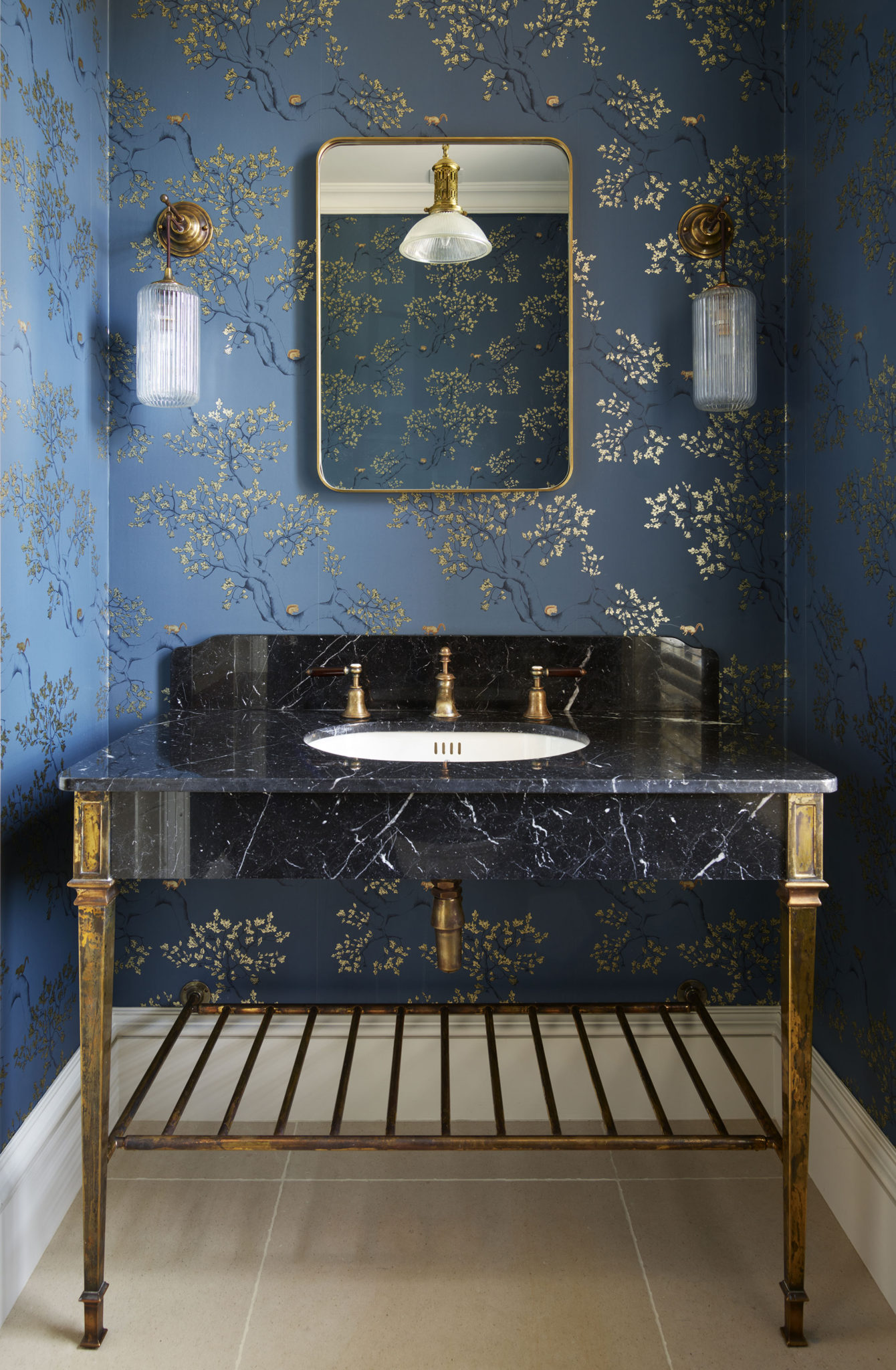 The Single Thames with black marquina marble