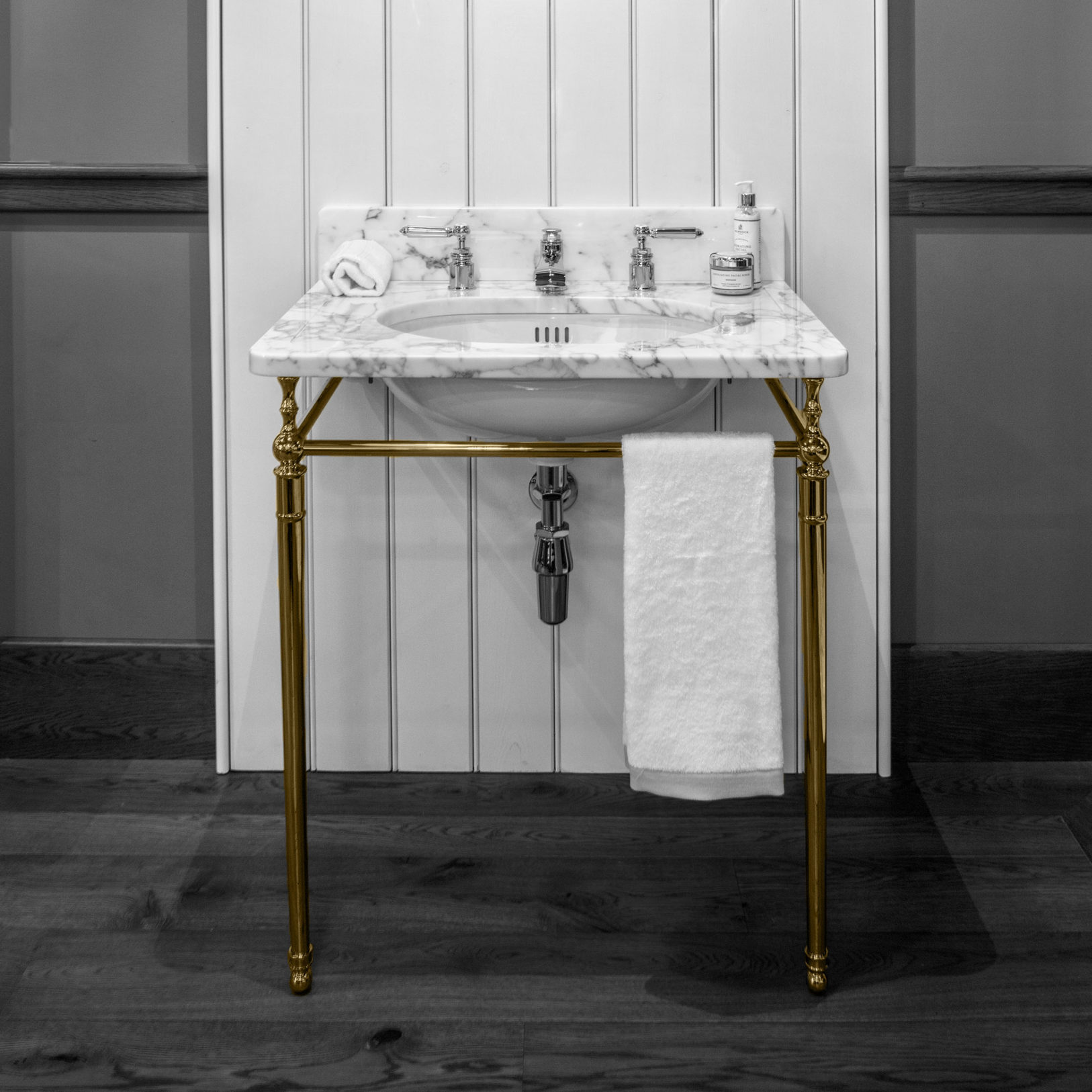 Single Locky Basin Stand in brass finish