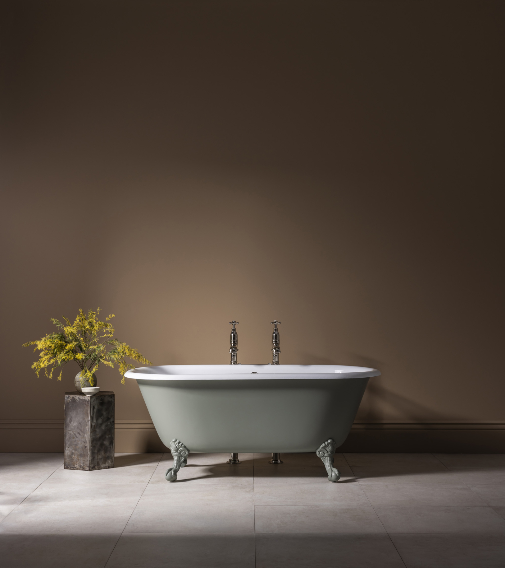 The Ashburn Small Cast Iron Bath Tub With Ball & Claw Feet