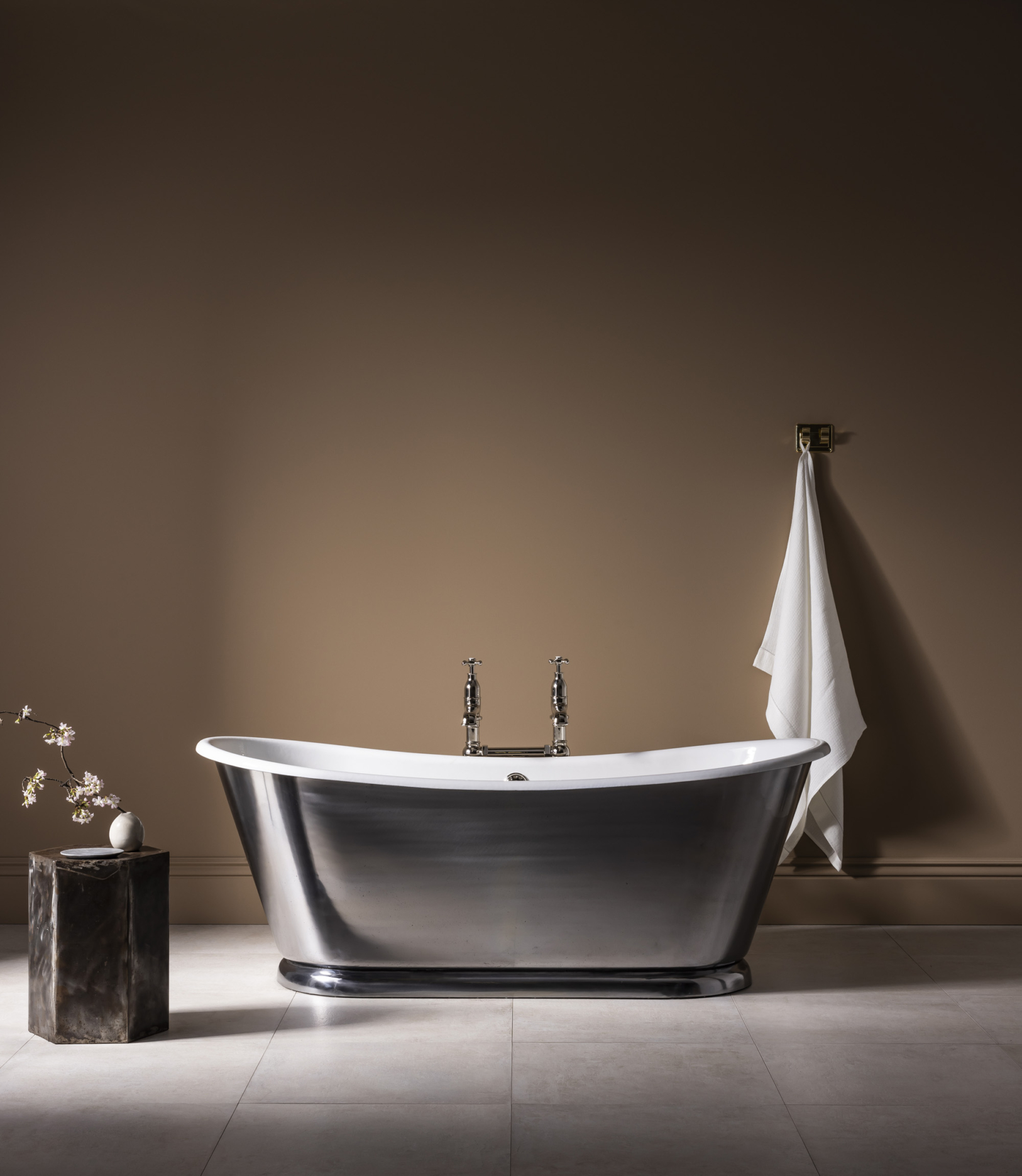 The Wye Large Bateau Cast Iron Bath Tub